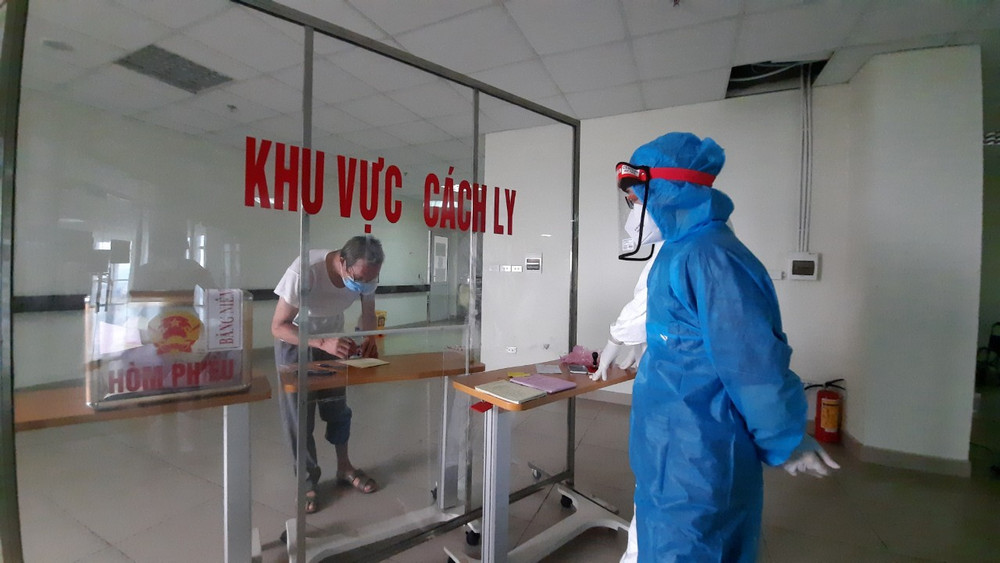 Ấn tượng bầu cử nghiêm túc, an toàn trong bệnh viện đang cách ly y tế ảnh 4 Bầu cử an toàn trong tâm dịch -0