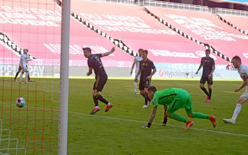 Lewandowski ghi bàn ở phút 90 để xô đổ kỷ lục tồn tại 49 năm của huyền thoại Gerd Muller. (Ảnh: Bayern Munich) Lewandowski phá kỷ lục ghi bàn trong ngày Bundesliga hạ màn -0