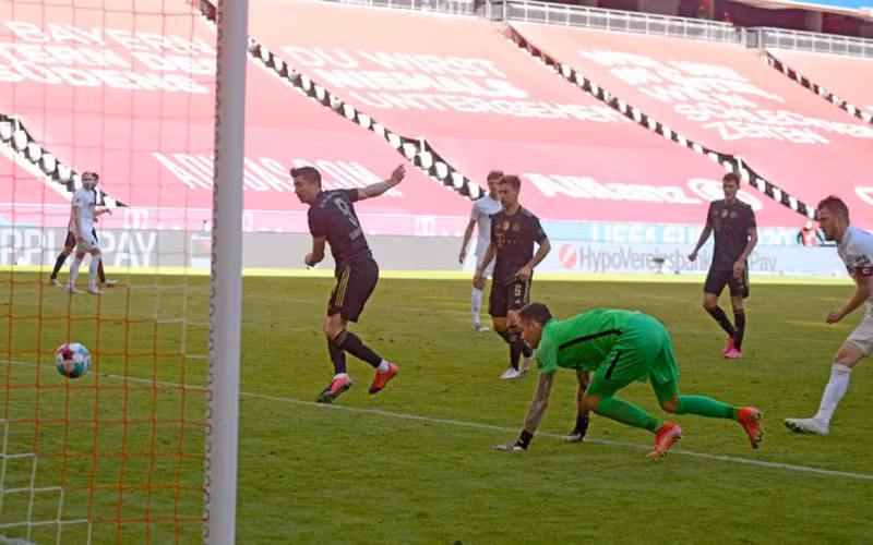 Lewandowski phá kỷ lục ghi bàn trong ngày Bundesliga hạ màn -0