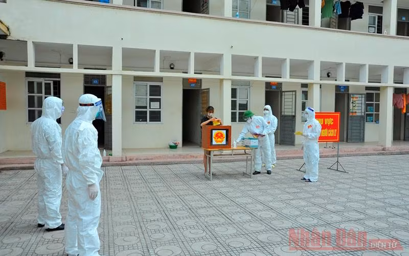 Đưa hòm phiếu đến từng nhà tại tâm dịch Việt Yên (Bắc Giang) -0