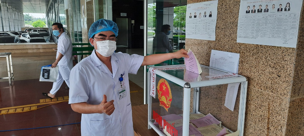 Bệnh viện Bệnh Nhiệt đới Trung ương thực hiện an toàn trong bầu cử. Bầu cử an toàn trong tâm dịch -0