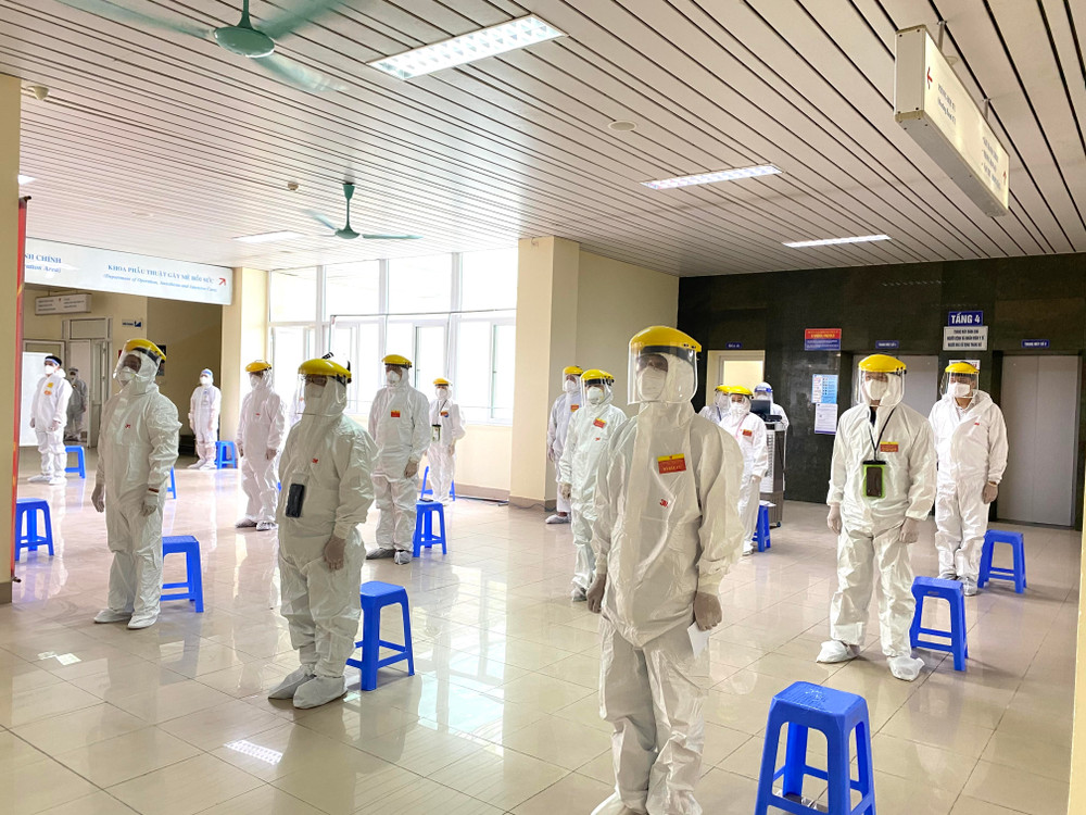 Bệnh viện K bảo đảm giãn cách khi bầu cử và mặc quần áo bảo hộ đi bầu cử. Bầu cử an toàn trong tâm dịch -0