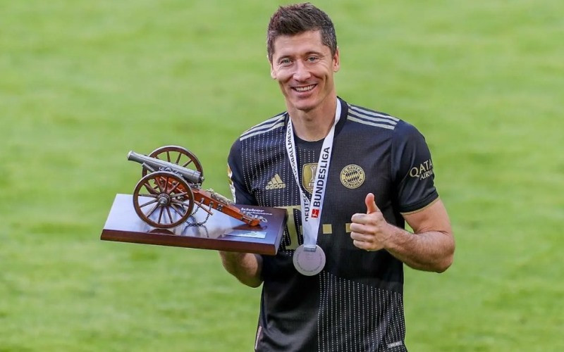 Lewandowski vừa xác lập kỷ lục ghi bàn vô tiền khoáng hậu trong một mùa giải tại Bundesliga, với 41 bàn thắng trong cả mùa. (Ảnh: Bayern Munich) Lewandowski phá kỷ lục ghi bàn trong ngày Bundesliga hạ màn -0