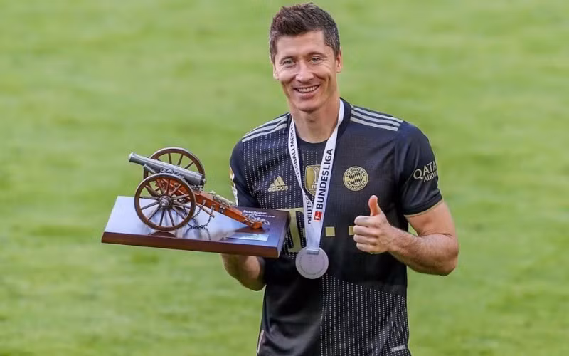 Lewandowski phá kỷ lục ghi bàn trong ngày Bundesliga hạ màn -0