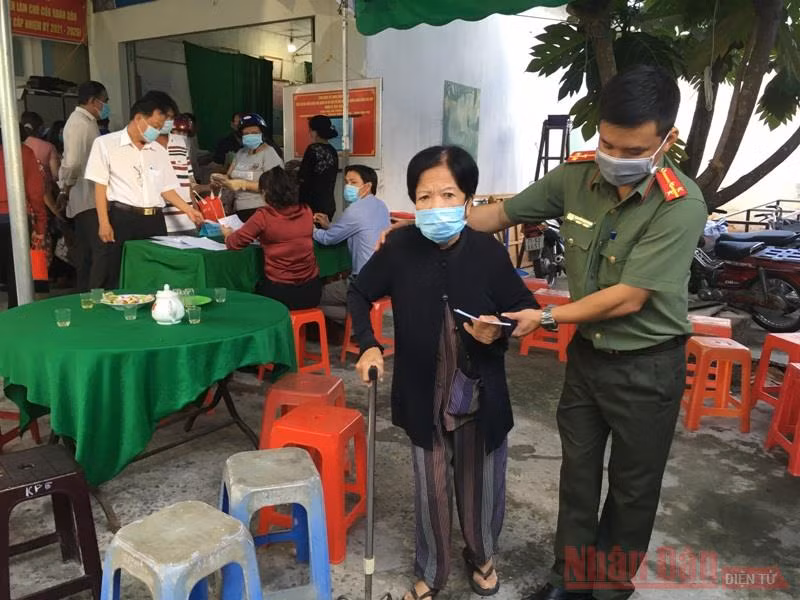 Cử tri Bến Tre nô nức tham gia bầu cử -0