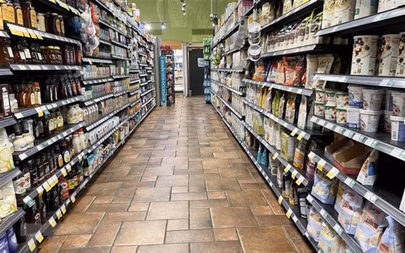 Các kệ hàng tại một chợ bán thực phẩm ở Arlington, Virginia, Mỹ. (Ảnh: THX/TTXVN)