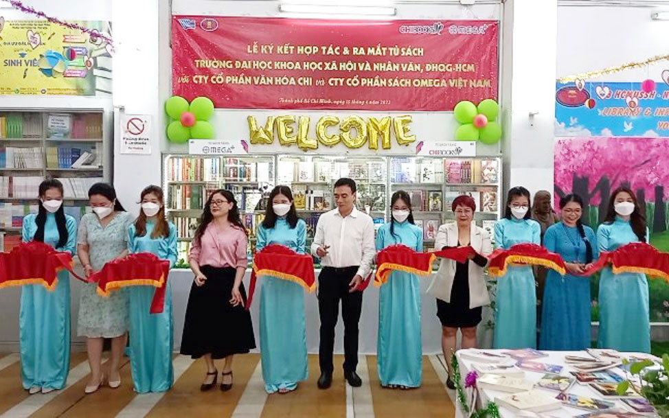 Lễ ký kết hợp tác và ra mắt Tủ sách. (Ảnh: Ban tổ chức cung cấp)
