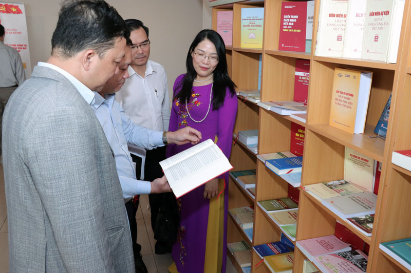 Các đại biểu tham quan Tủ sách Bảo vệ nền tảng tư tưởng của Đảng. Trưng bày Tủ sách Bảo vệ nền tảng tư tưởng của Đảng -0