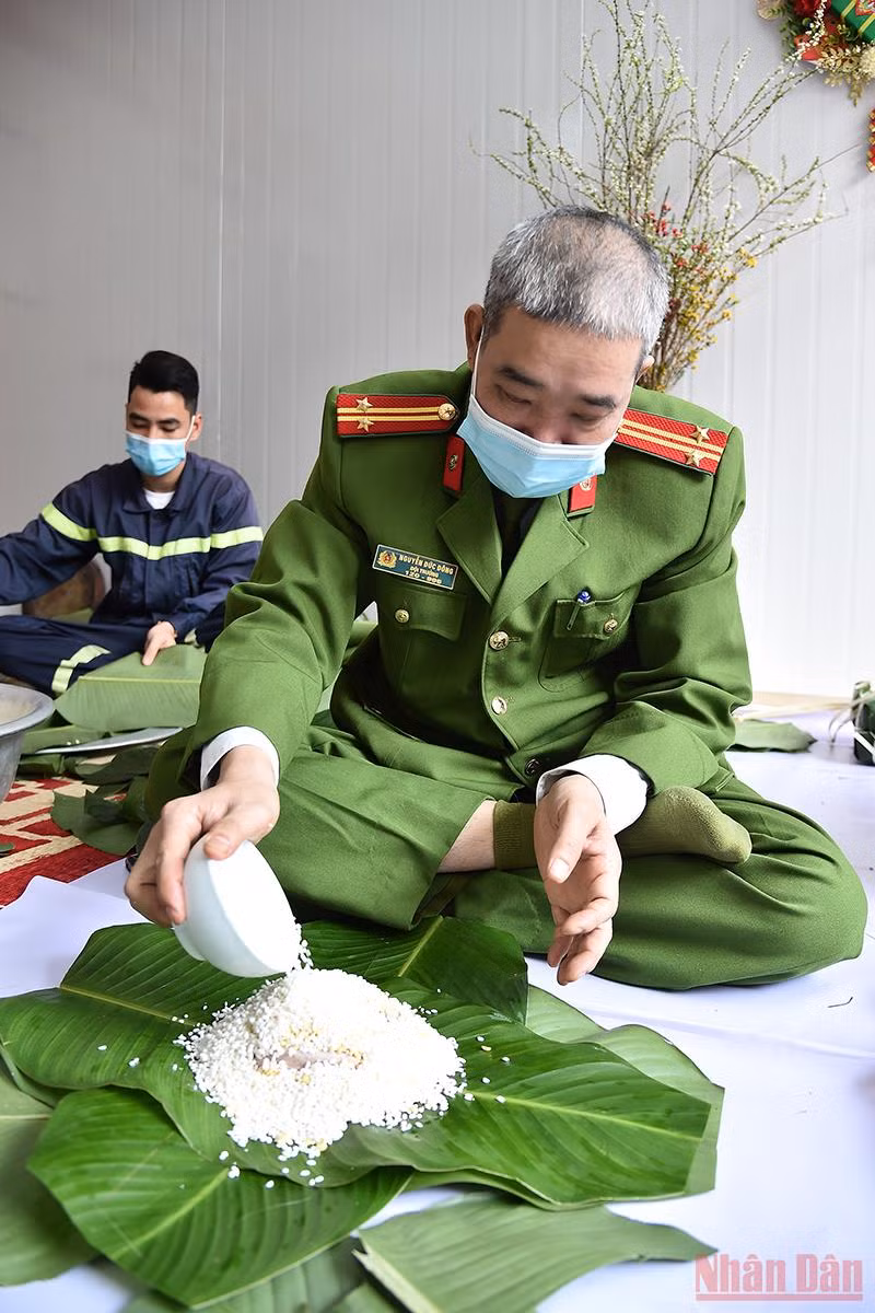 Những người lính đi cùng mùa xuân -0