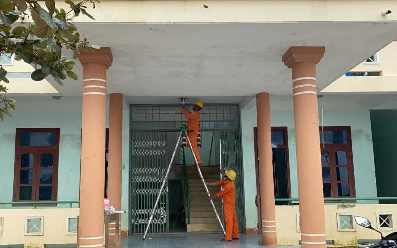 …và thay thế thiết bị điện cho Trạm y tế Phong Thủy. Hỗ trợ sửa, thay thế hệ thống điện cho trường học và trạm y tế vùng lũ Quảng Bình -0