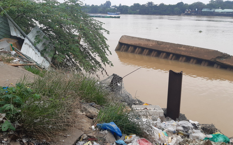 Sau hơn hai năm từ ngày sập bờ kè chợ Tân Hạnh, đến nay vẫn chưa được khắc phục. Chậm khắc phục sự cố sập bờ kè chợ xuống sông Đồng Nai -0