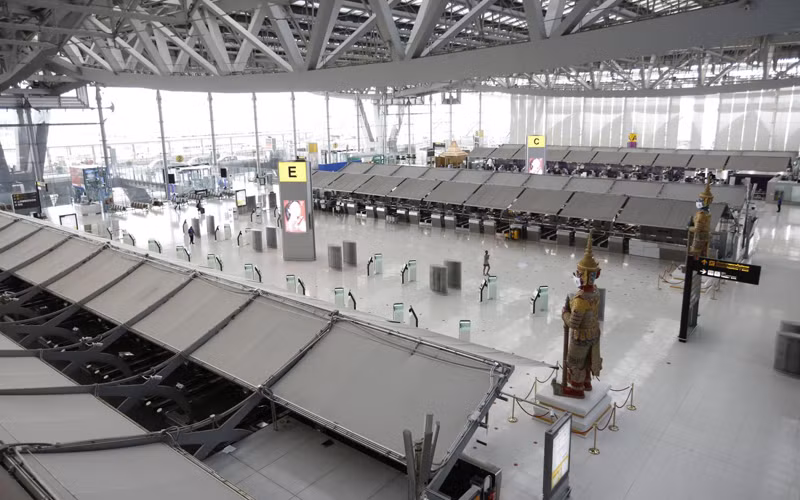 Sảnh sân bay Suvarnabhumi vắng tanh khi thủ Bangkok phong tỏa để kiểm soát đợt bùng phát dịch Covid-19. (Ảnh: Bưu điện Bangkok)