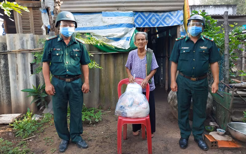 Đồn Biên phòng Vĩnh Hải tặng quà cho người già neo đơn.