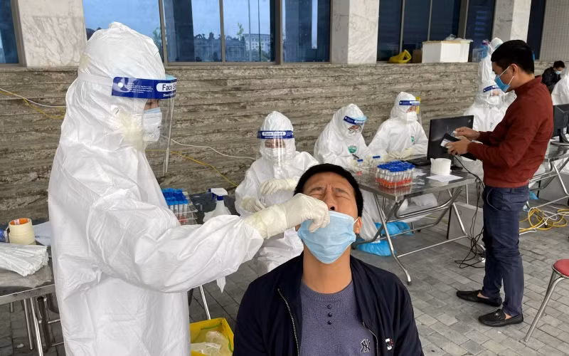 CDC Hải Dương lấy mẫu xét nghiệm SARS-CoV-2 cho học sinh, sinh viên .