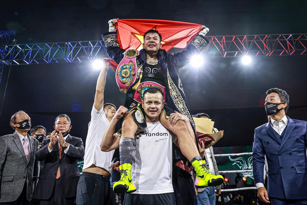 Thu Nhi giương cao quốc kỳ Việt Nam trên võ đài quyền Anh chuyên nghiệp thế giới. (Ảnh: WBO)