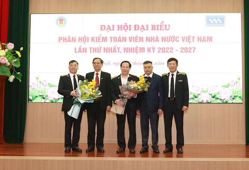 Ban Thường vụ Phân hội Kiểm toán viên Nhà nước nhiệm kỳ 2022-2027 ra mắt Đại hội. (Ảnh: PHƯƠNG VÂN) Xây dựng đội ngũ kiểm toán viên Nhà nước hiện đại, chuyên nghiệp -0