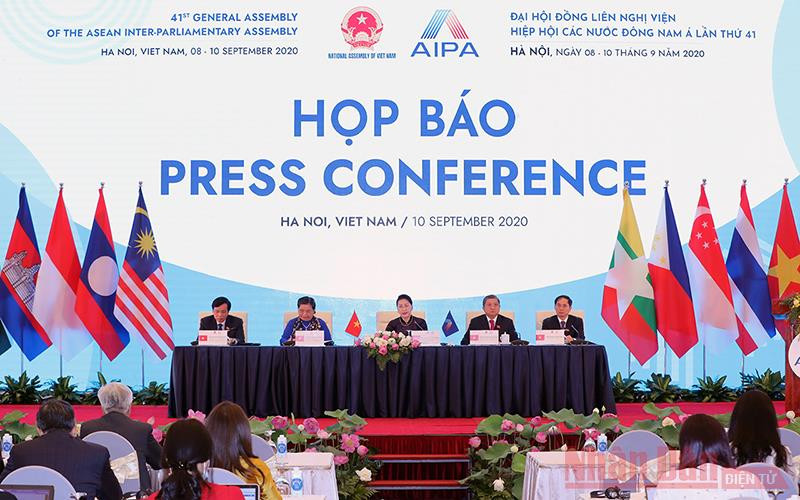 Quang cảnh họp báo. Thành công của Đại hội đồng AIPA 41 đã góp phần nâng cao vị thế, uy tín của Việt Nam -0