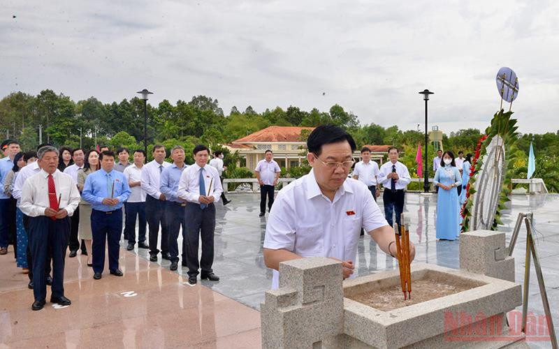 Chủ tịch Quốc hội và đoàn công tác thắp hương tại Nghĩa trang liệt sĩ Trà Vinh.