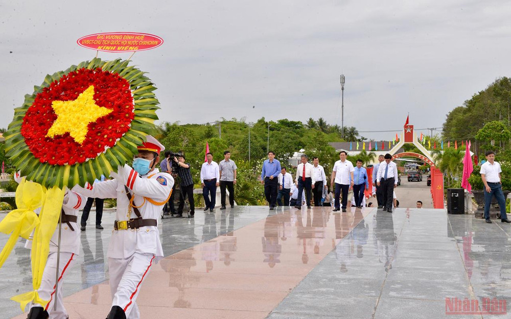 Chủ tịch Quốc hội và đoàn công tác dâng hoa viếng các anh hùng liệt sĩ. Chủ tịch Quốc hội dâng hương Đền thờ Bác Hồ và Nghĩa trang liệt sĩ tỉnh Trà Vinh -0