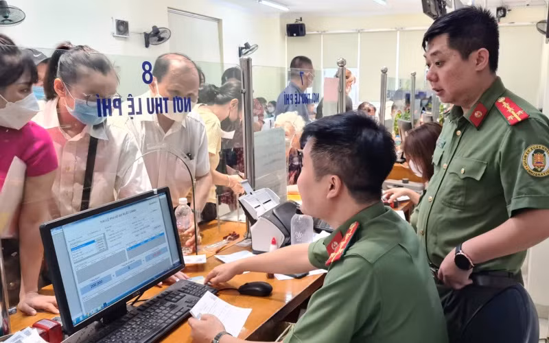 Người dân đến đăng ký làm thủ tục cấp hộ chiếu.