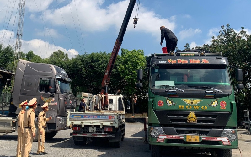 Xử lý xe ô-tô vi phạm cơi nới thành thùng ở Ninh Bình. Ninh Bình xử lý nhiều trường hợp vi phạm chở quá tải trọng, vi phạm nồng độ cồn, ma túy -0