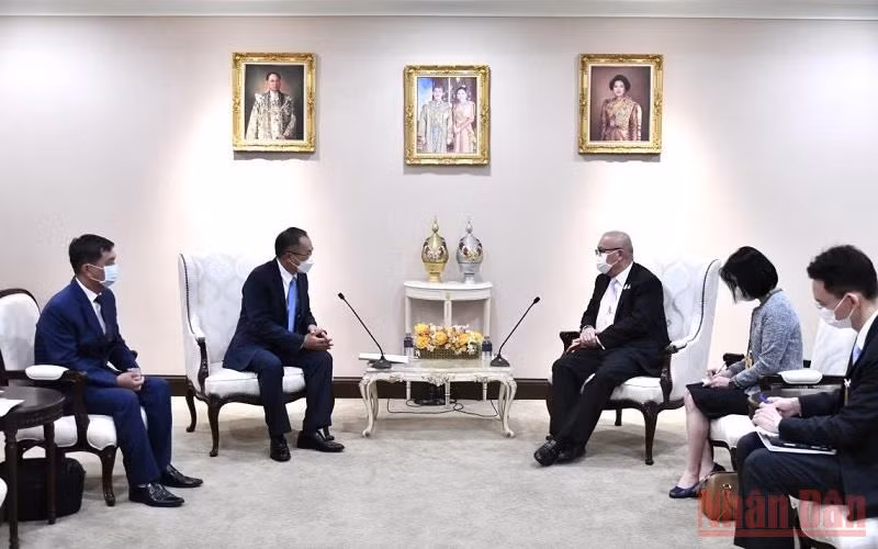 Bộ trưởng Năng lượng Thái Lan Supattanapong Punmeechaow và Đại sứ Phan Chí Thành tại cuộc gặp. 