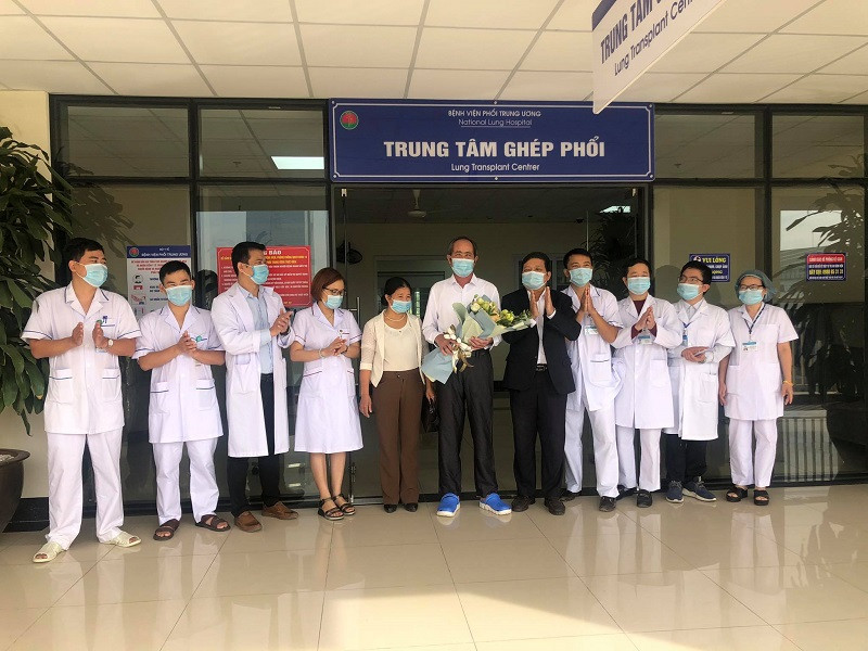 Các bác sĩ chúc mừng bệnh nhân. Bệnh nhân hồi phục kỳ diệu sau ghép phổi hai ngày -0