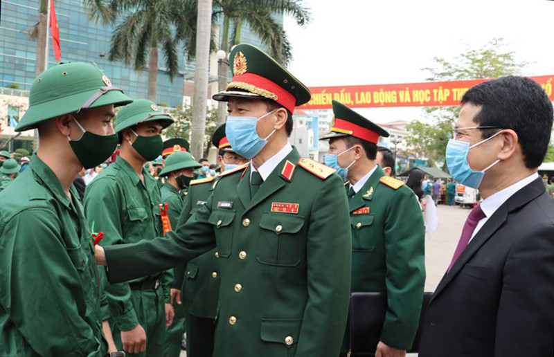 Trung tướng Nguyễn Trọng Bình, Phó Tổng Tham mưu trưởng Quân đội nhân dân Việt Nam động viên thanh niên TP Huế lên đường nhập ngũ. Tưng bừng Ngày hội tòng quân tại các địa phương -0