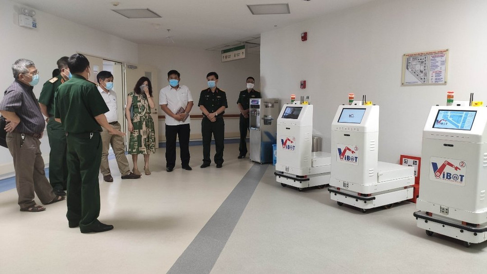 Đoàn kiểm tra của Bộ KH-CN kiểm tra, đánh giá các tính năng của hệ thống robot VIBOT-2 tại Bệnh viện Trung ương quân đội 108, tháng 4/2021.
