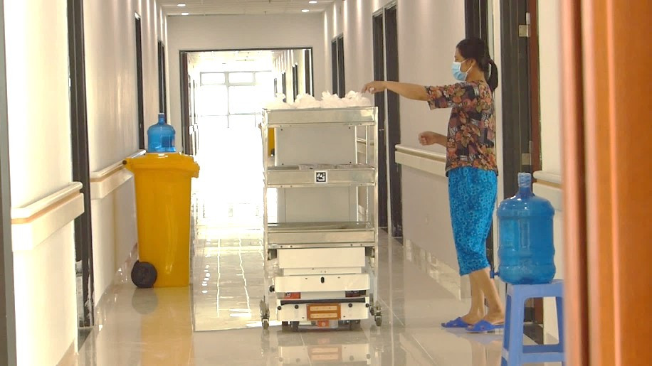 Robot VIBOT-2 vận chuyển đồ ăn đến từng phòng phục vụ bệnh nhân Covid-19 tại tầng 4 Zone 6 Bệnh viện Bạch Mai – Cơ sở 2, tháng 5/2021. Robot VIBOT do Việt Nam phát triển hỗ trợ đắc lực phòng, chống Covid-19 -0