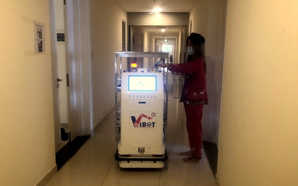 Robot VIBOT-2 vận chuyển đồ ăn đến từng phòng phục vụ bệnh nhân Covid-19 tại Bệnh viện dã chiến số 7, thành phố Hồ Chí Minh, tháng 8/2021. Robot VIBOT do Việt Nam phát triển hỗ trợ đắc lực phòng, chống Covid-19 -0