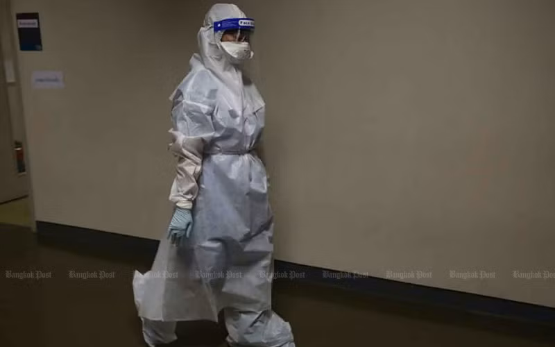 Một nhân viên y tế làm việc tại bệnh viện dã chiến ở sân vận động Bangkok Arena. (Ảnh Bưu điện Bangkok)
