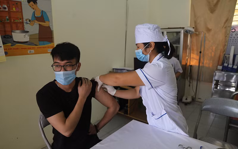 Tiêm vaccine phòng Covid-19 cho người dân tại Trạm Y tế phường Phùng Chí Kiên, TP Bắc Kạn. 