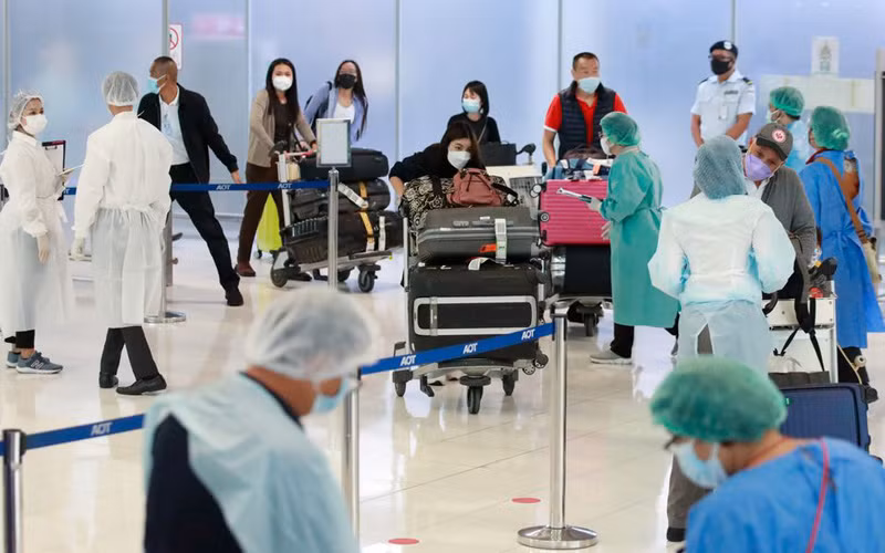 Nhóm khách du lịch nước ngoài đầu tiên đến sân bay Suvarnabhumi, Bangkok, hôm 1/11, ngày đầu tiên của chiến dịch mở cửa trở lại của đất nước, một phần trong kế hoạch của chính phủ Thái Lan nhằm hồi sinh ngành du lịch đang lao đao vì đại dịch. (Ảnh: REUTERS)