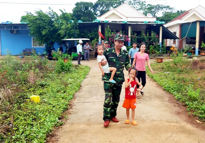 Bộ đội biên phòng đưa phụ nữ, trẻ em, người già đi tránh bão đến nơi an toàn. Đảo Cồn Cỏ đang gió giật mạnh, một người bị thương -0