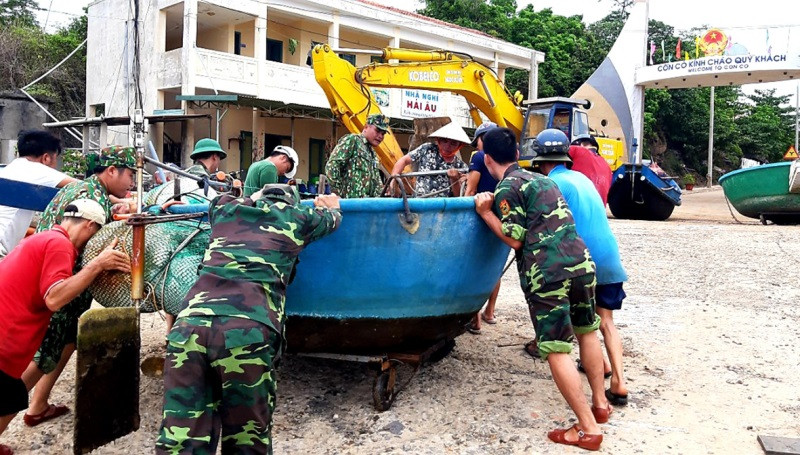 Lực lượng biên phòng, công an giúp người dân đưa tàu thuyền tránh bão. Đảo Cồn Cỏ đang gió giật mạnh, một người bị thương -0