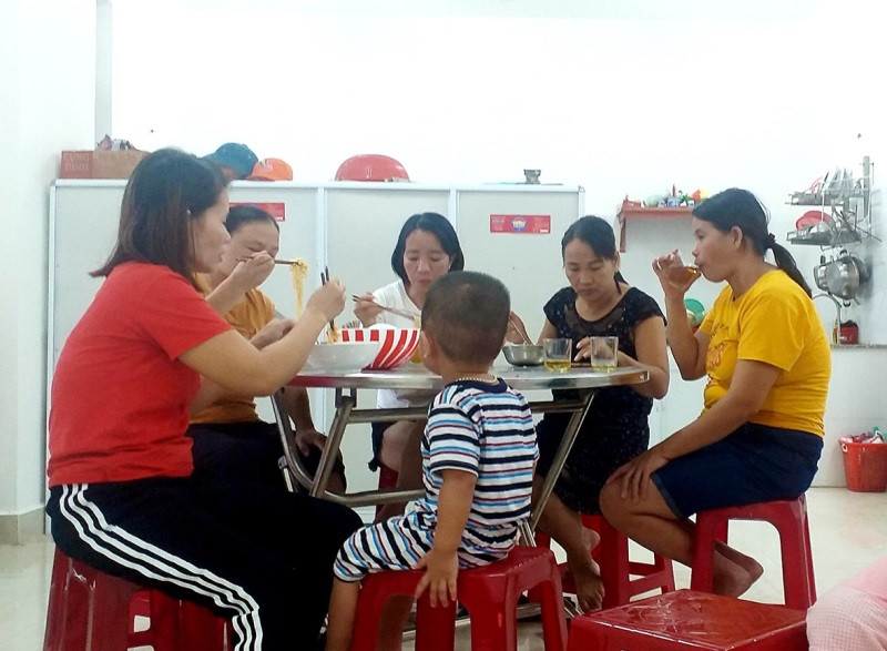 Người dân trên đảo Cồn Cỏ được đưa về trú ẩn ở các nhà khách của Điện lực, Cục thuế tỉnh, ấm áp, an toàn. Đảo Cồn Cỏ đang gió giật mạnh, một người bị thương -0