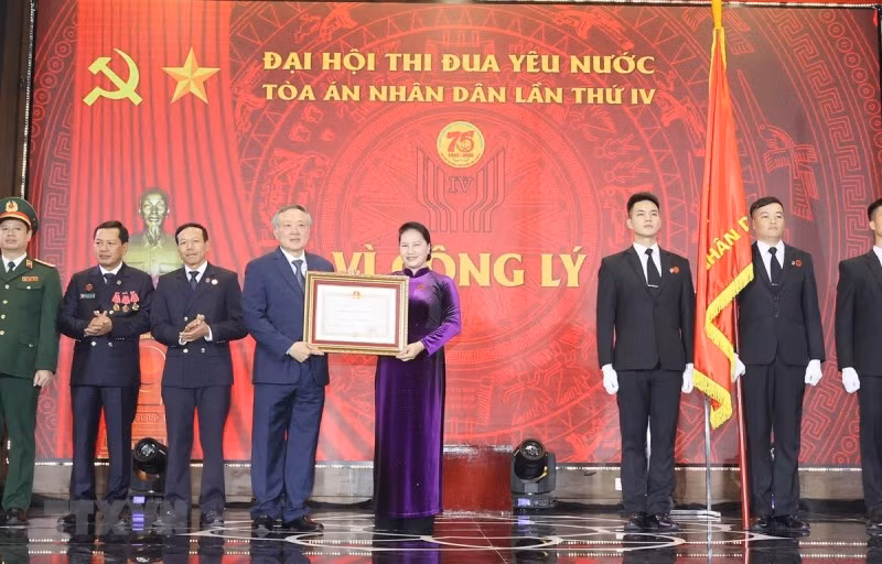 Chủ tịch Quốc hội Nguyễn Thị Kim Ngân trao Huân chương Độc lập hạng nhất cho Tòa án nhân dân tối cao. (Ảnh: TTXVN)