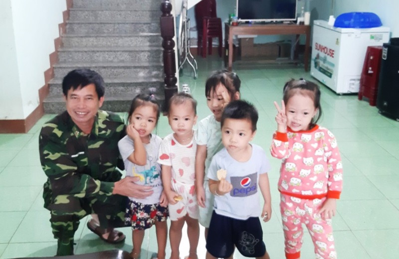 Trẻ em đảo Cồn Cỏ được Đồn Biên phòng đảo Cồn Cỏ chăm sóc trong bão số 9. Đảo Cồn Cỏ đang gió giật mạnh, một người bị thương -0