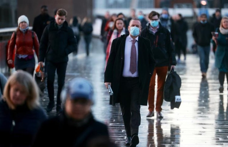 Người dân đi bộ qua cầu London ngày 15-12 khi Covid-19 tiếp tục lây lan ở Anh. Ảnh: Reuters.