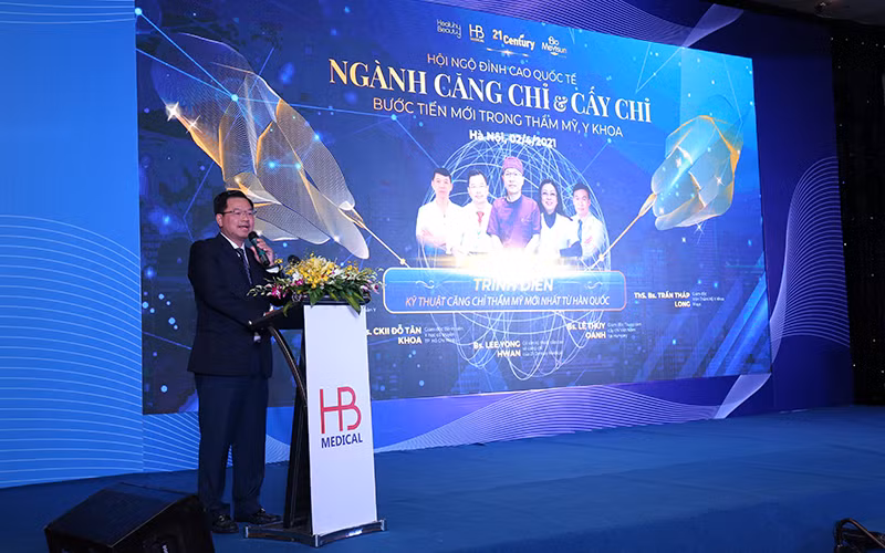 BSCKII Đỗ Tân Khoa – Giám đốc Bệnh viện Y học cổ truyền TP Hồ Chí Minh chia sẻ thông tin tại hội nghị.