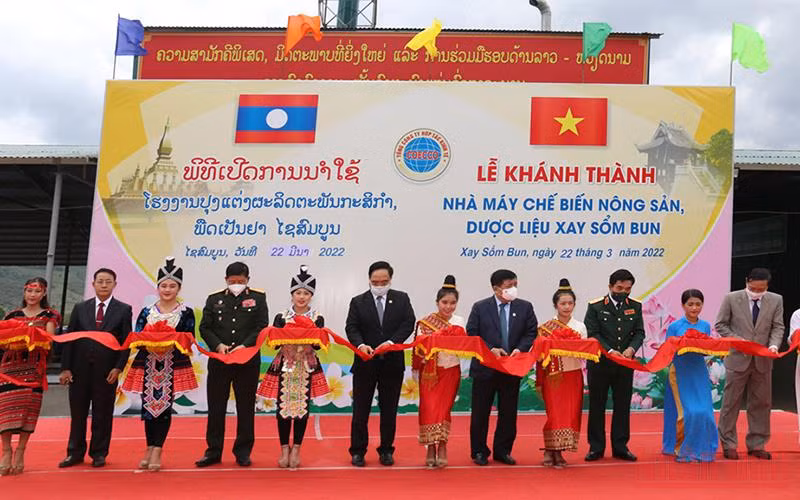 Các đại biểu cắt băng khánh thành nhà máy tại Xaysomboun. (Ảnh: Xuân Sơn)