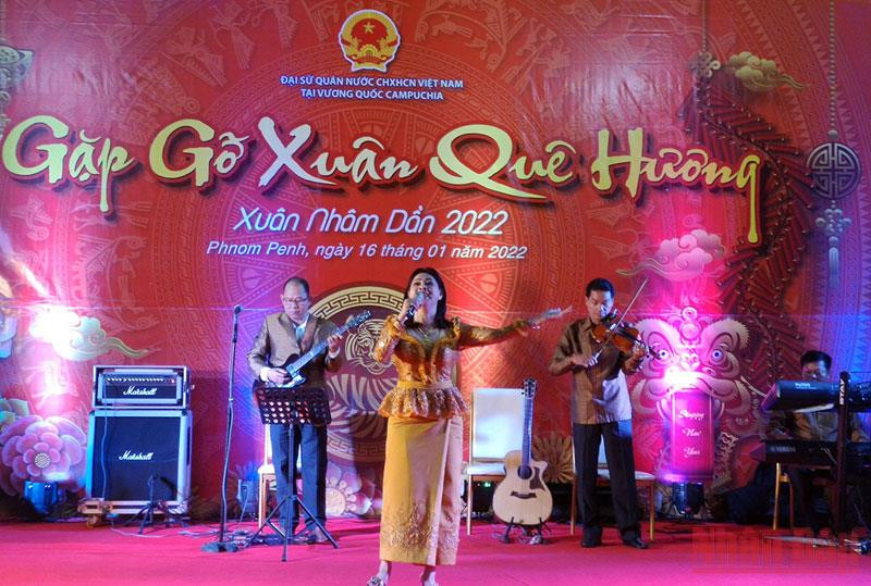 Một tiết mục văn nghệ do các nghệ sĩ Campuchia thể hiện. (Ảnh: Nguyễn Hiệp) Gặp gỡ Xuân Quê hương 2022 tại Campuchia -0