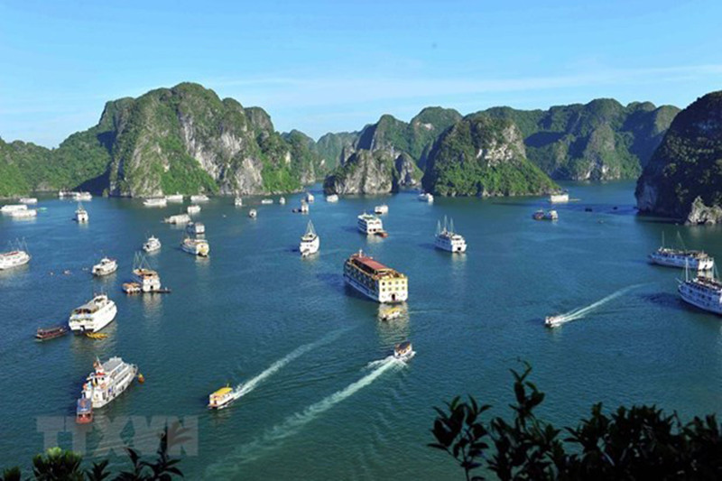 Du thuyền trên vịnh Hạ Long. (Ảnh: Minh Đức/TTXVN) Quảng bá điểm đến du lịch Việt Nam với Cộng hòa Liên bang Đức -0