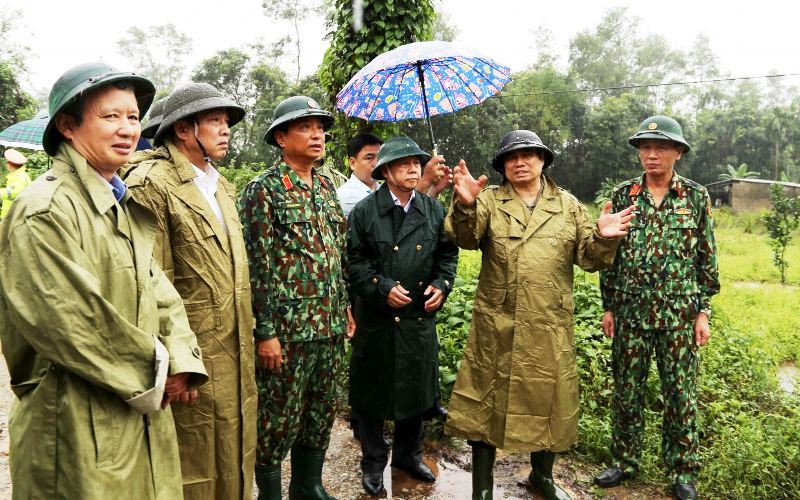 Đồng chí Phạm Minh Chính (thứ hai từ phải qua) kiểm tra tuyến đường 71 lên khu vực thủy điện Rào Trăng 3 (Ảnh: Công Hậu). A3-1602856881911.jpg