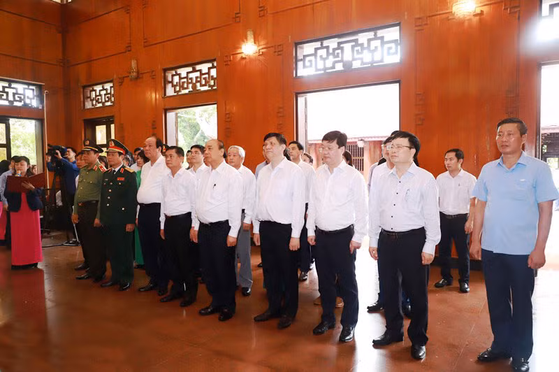 Thủ tướng Chính phủ dâng hoa, thắp hương tại Khu di tích Kim Liên.