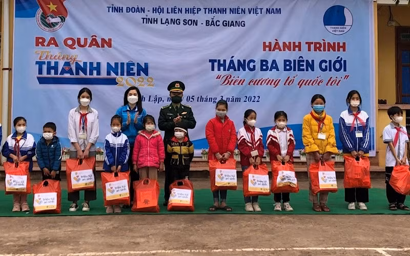 Đại diện lãnh đạo tỉnh Đoàn Lạng Sơn và Bộ chỉ huy Bộ đội biên phòng tỉnh tặng quà cho các em có hoàn cảnh khó khăn tại xã Bính Xá, huyện Đình Lập.