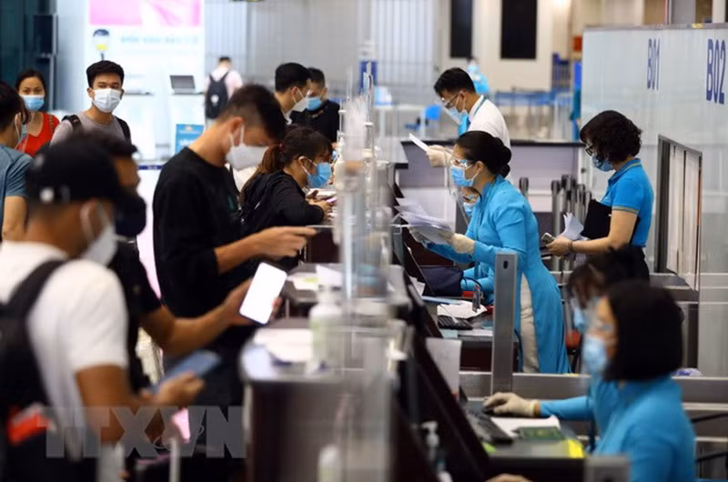Hành khách phải tiêm đủ 2 mũi vaccine phòng Covid-19 sau 14 ngày hoặc có giấy xác nhận là F0 khỏi bệnh dưới 6 tháng và xuất trình kết quả xét nghiệm âm tính trong vòng 72 giờ trước khi lên máy bay. (Ảnh: Huy Hùng/TTXVN)