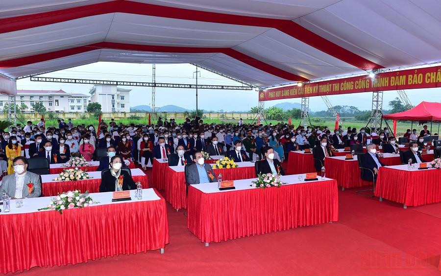 Các đại biểu tham dự buổi lễ. (Ảnh: HẢI CHUNG) Tuyên Quang khởi công xây dựng đường trục phát triển đô thị -0