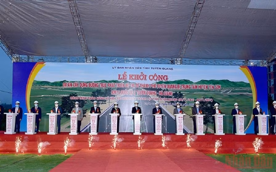 Các đại biểu ấn nút khởi công dự án. (Ảnh: HẢI CHUNG)